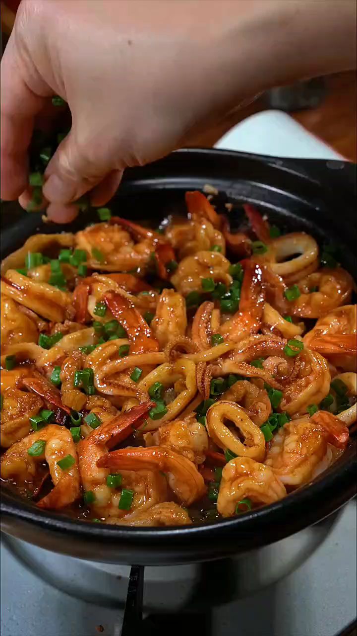 每次去广式餐厅,我们家都要点这道啫啫蒜香鲜虾鱿鱼煲,做法简单,鲜香