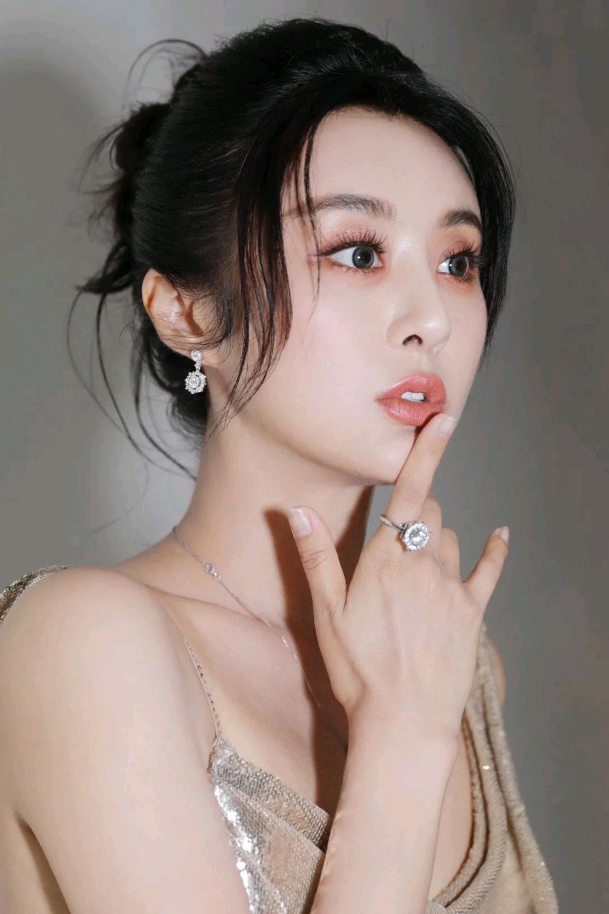 明星# 甘露,这一袭长裙太美了#养眼美女