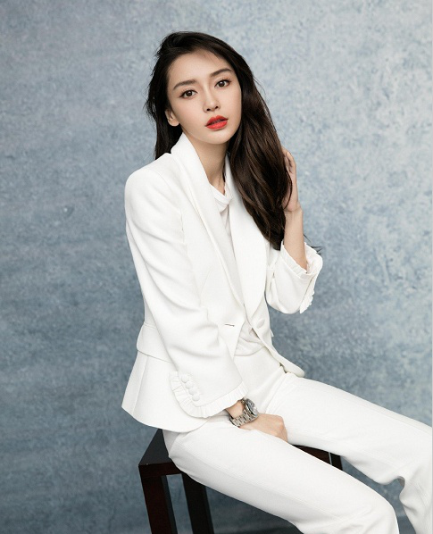 angelababy一袭白西装,出镜造型很惊艳,干练气场给满分