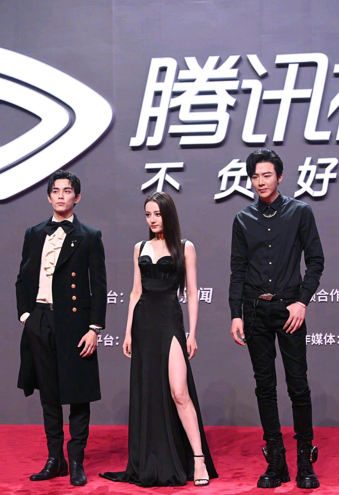 刘宇宁抢吴磊单边链条眼镜,迪丽热巴戴面纱惊艳全场