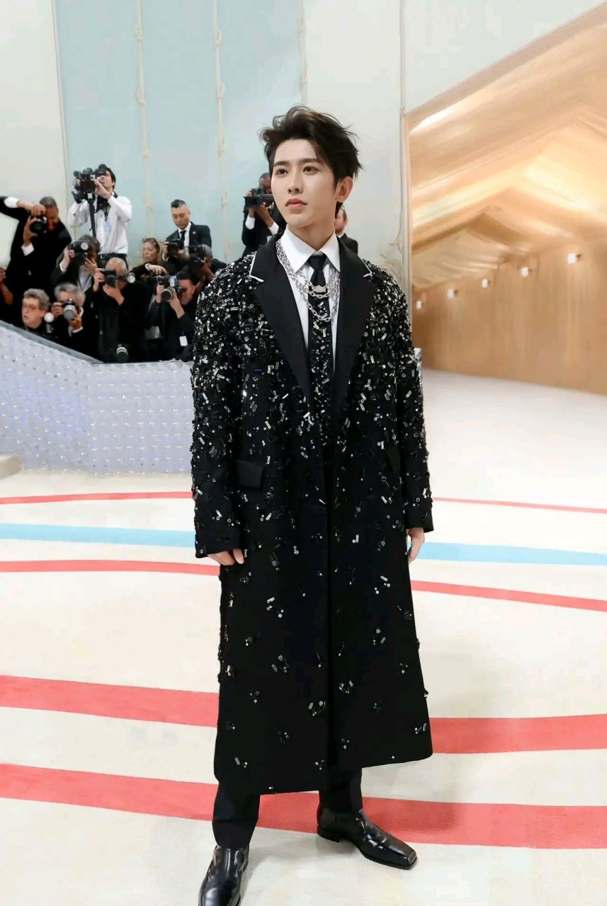 蔡徐坤出生于浙江温州,从小家教优越,父母对他的要求很严格,他也争气