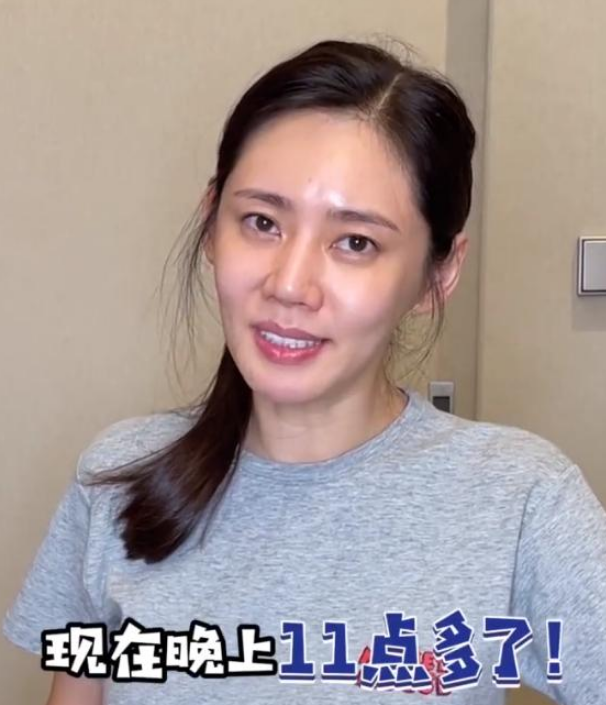 秋瓷炫素颜吃面,被老公于晓光狂怼,婚姻里的她太卑微了