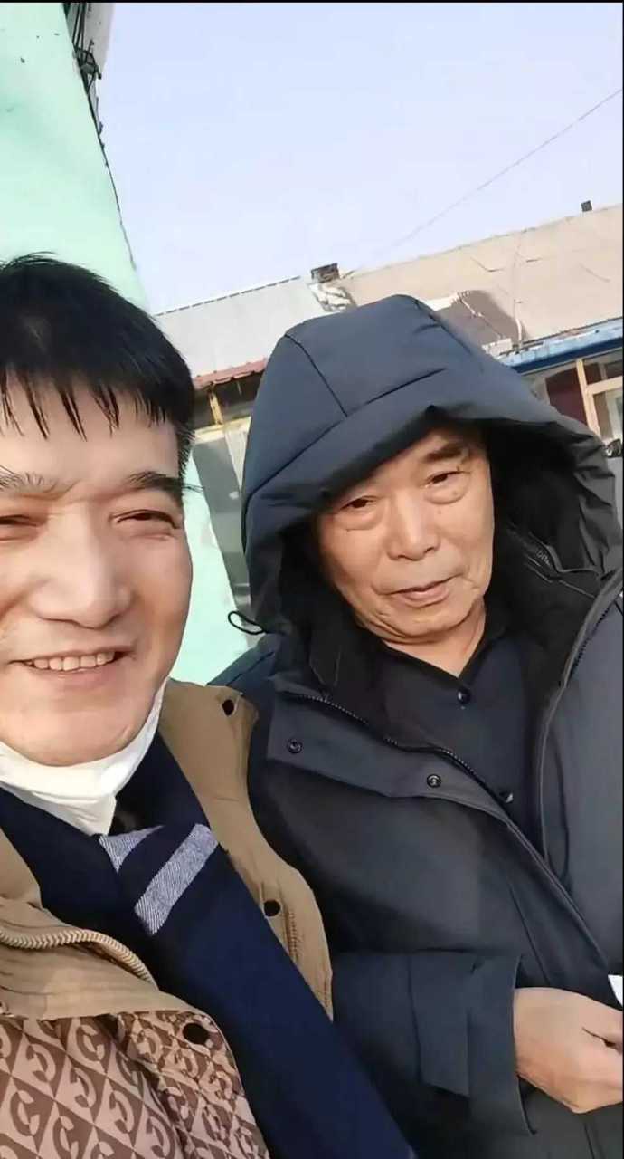 近期,何庆魁的儿子在直播室爆料说他父亲:"现在他年纪大了,嫖也嫖不动