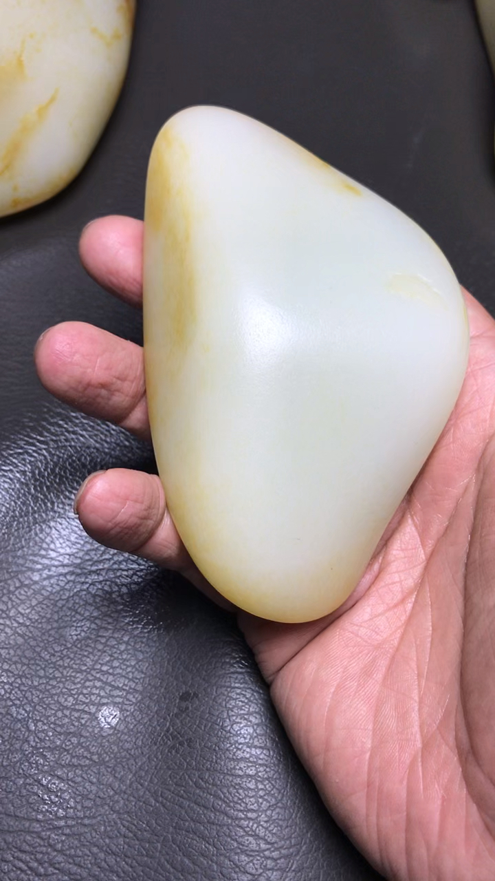 和田玉籽料油膏料七位数的羊脂白玉