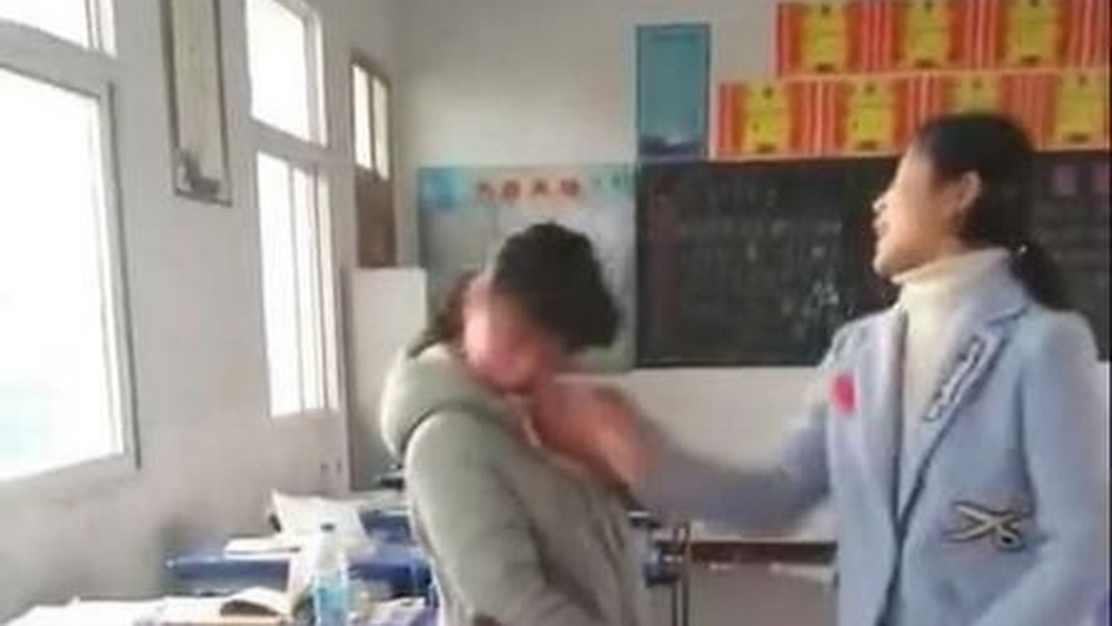 湖北一教师双手左右开弓扇学生耳光,怎么处理的?你赞成体罚学生吗?