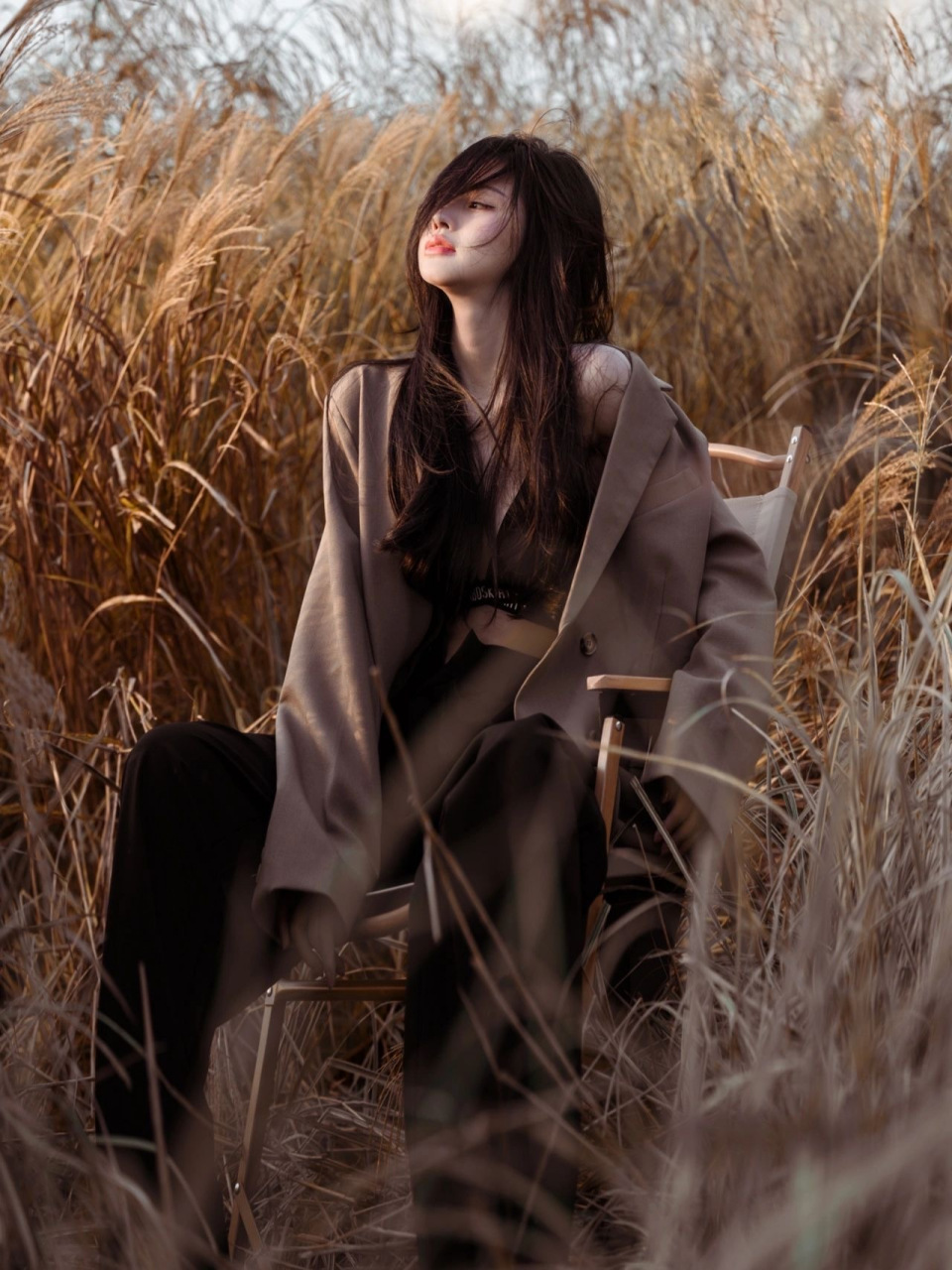 养眼美女# 野外拍时尚唯美写真,慵懒风格的穿搭,显得自由随性.