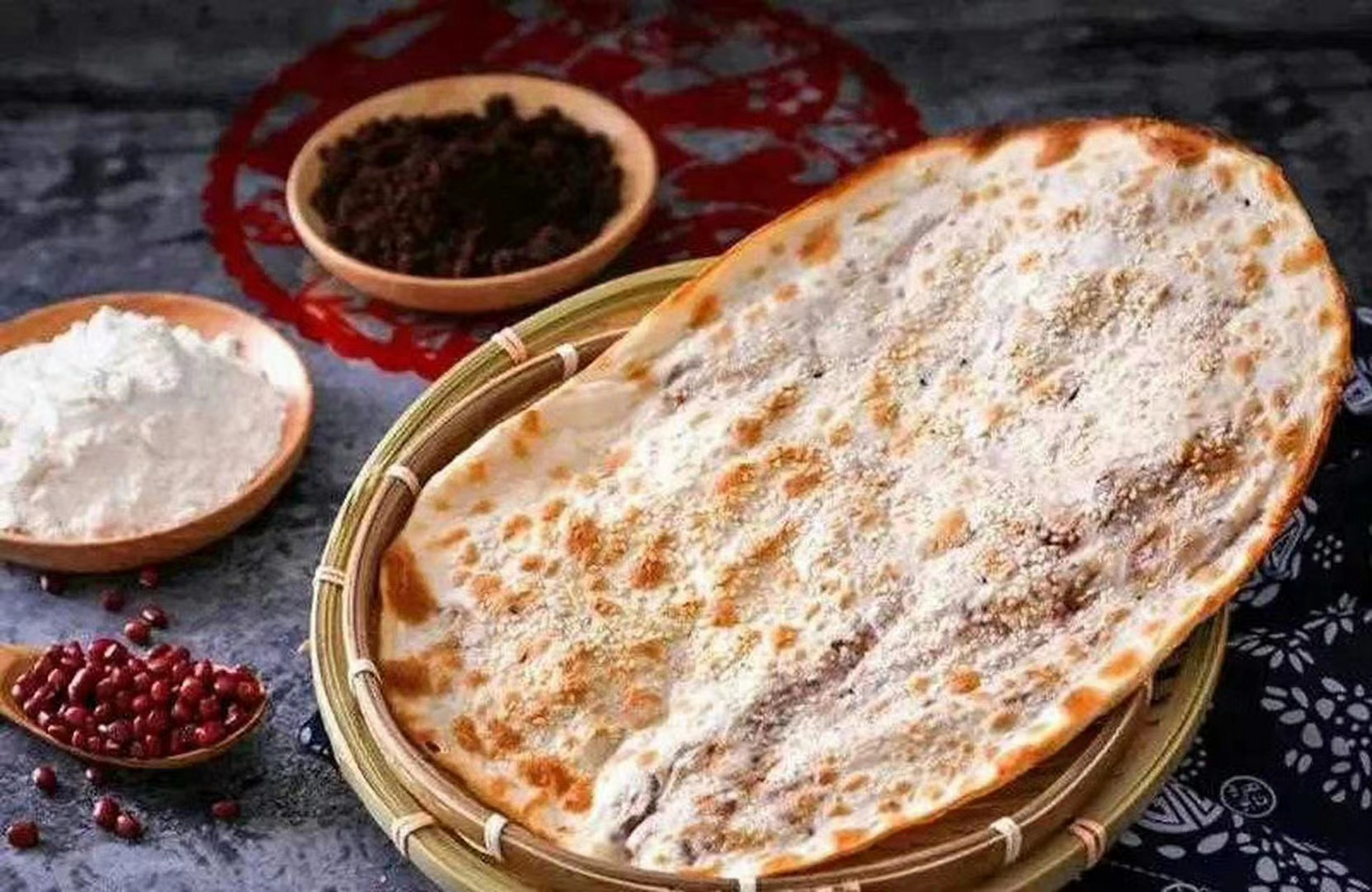 李现在时尚芭莎派队对前吃湖北的锅盔.