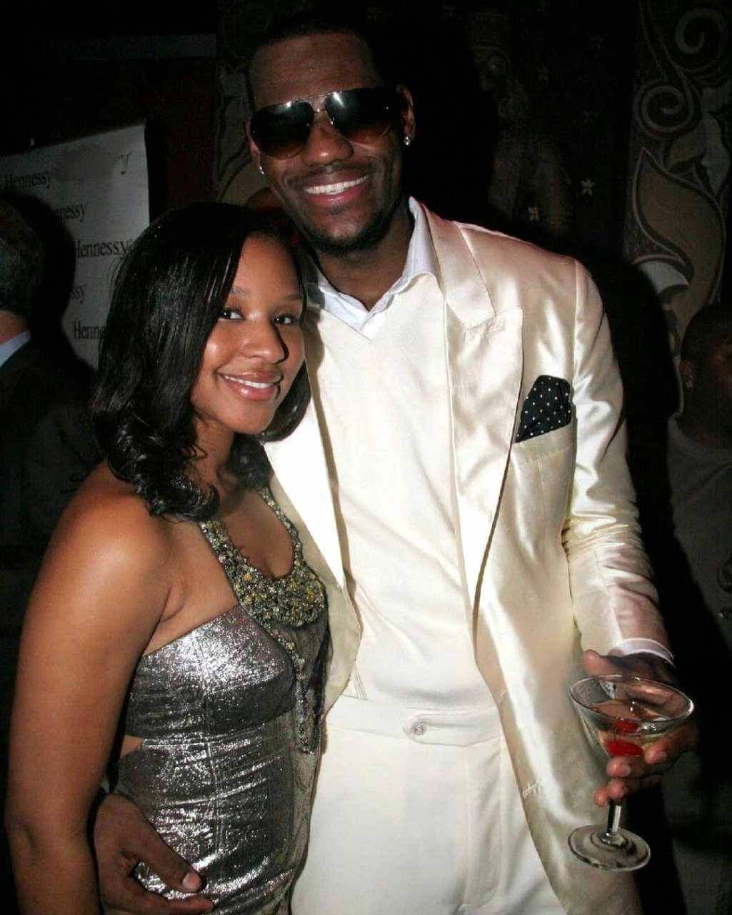 詹姆斯与妻子萨瓦娜高中时就在一起,一直是nba的模范夫妻,直到201年 