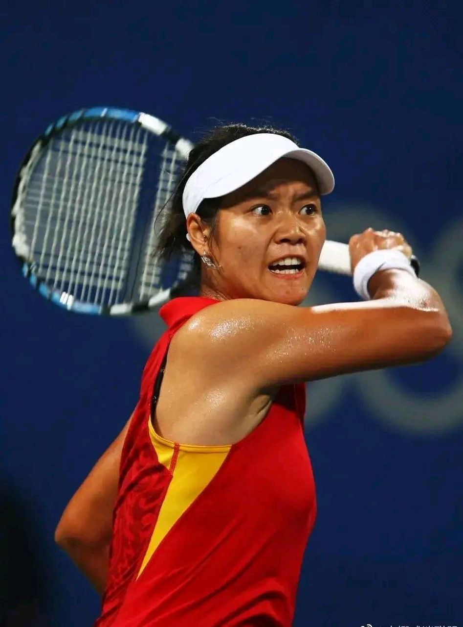 姜山还是姜山,李娜大变样了 以前在赛场是那种坚定的眼神,健壮的体魄