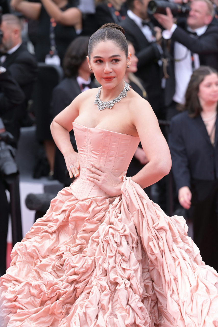 泰国时尚女王chompoo再次登上戛纳电影节红毯,现场一片哗然