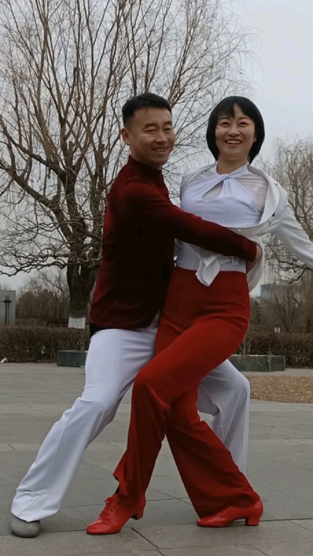 唐山小滨和小芳吉特巴舞