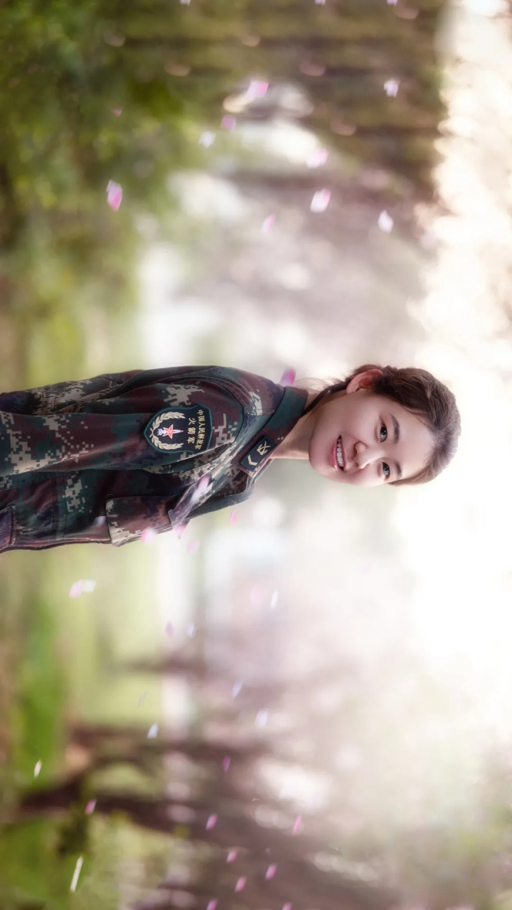 火箭军女兵与花同框.横屏看大图!(图源:中国火箭军)#又美又飒的女兵
