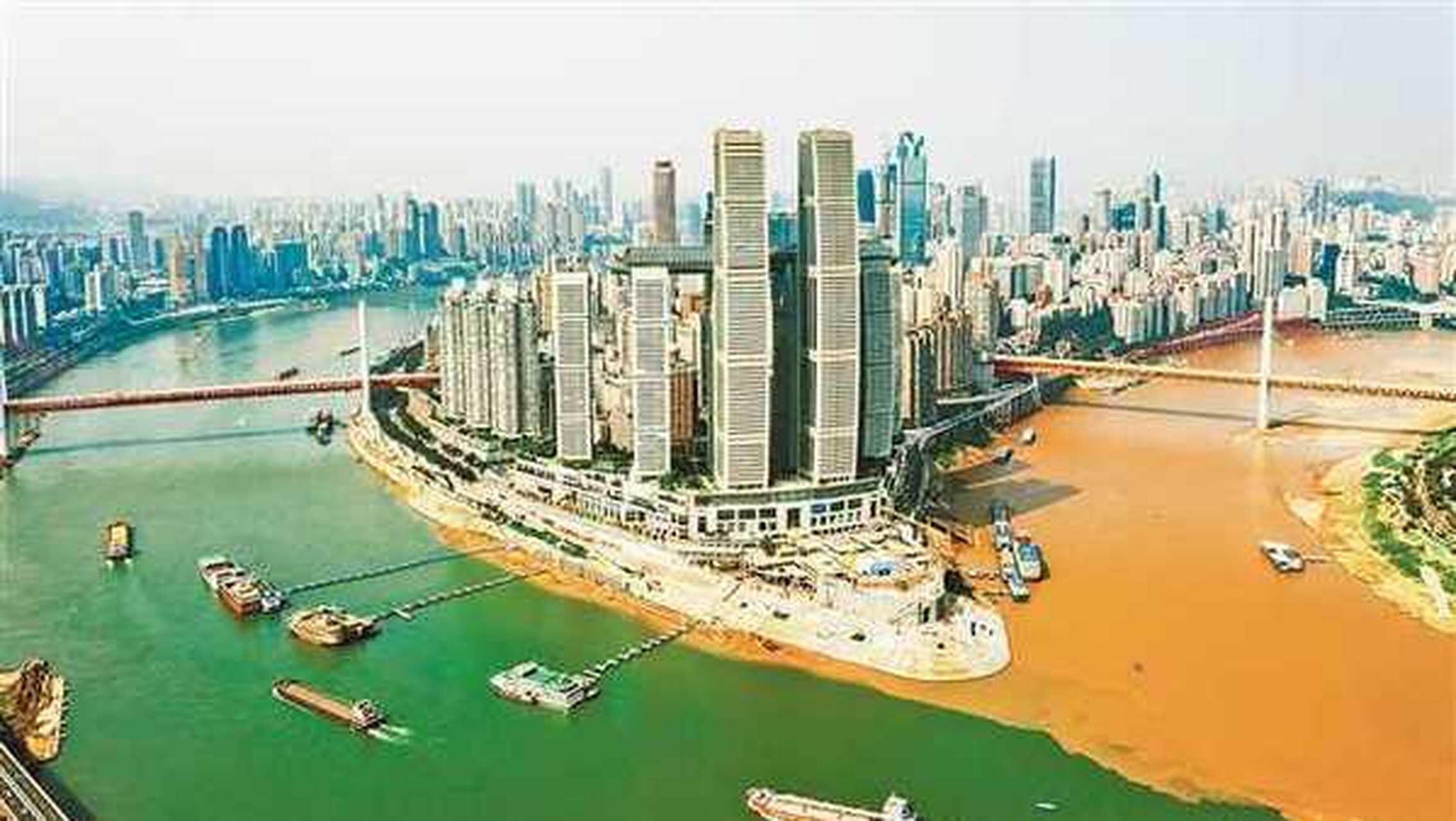 重庆两江交汇出现鸳鸯锅奇观# 近日,长江与嘉陵江交汇处,呈现鸳压锅