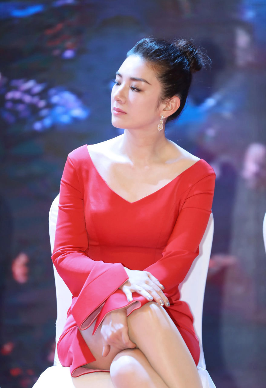 黄奕这次穿着一袭红色礼服裙的新造型亮相,真是没话说了!