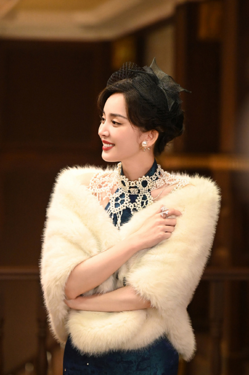 娜扎工作室晒出了一组娜扎的民国风复古造型图,她盘发穿蓝色挂脖裙裹