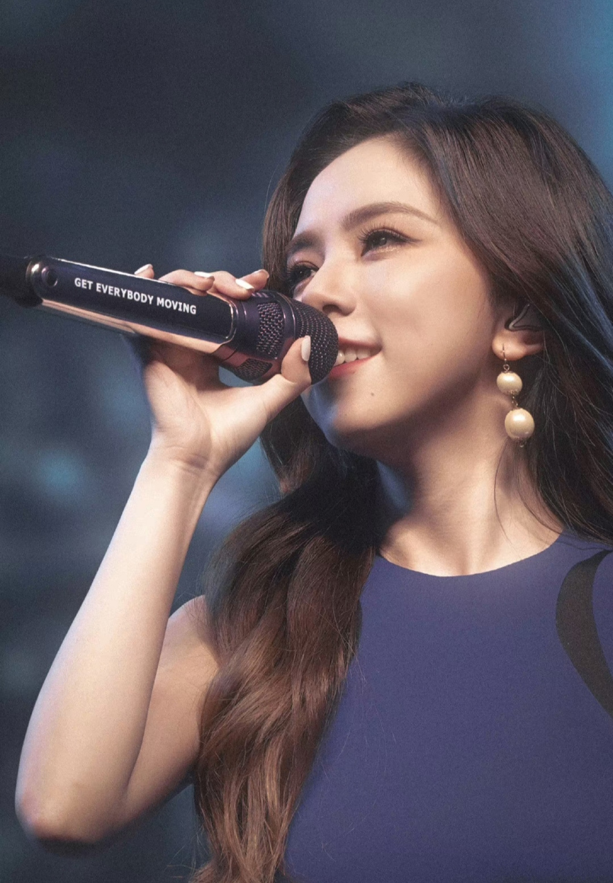 太喜欢邓紫棋拿话筒的方式了[打call]