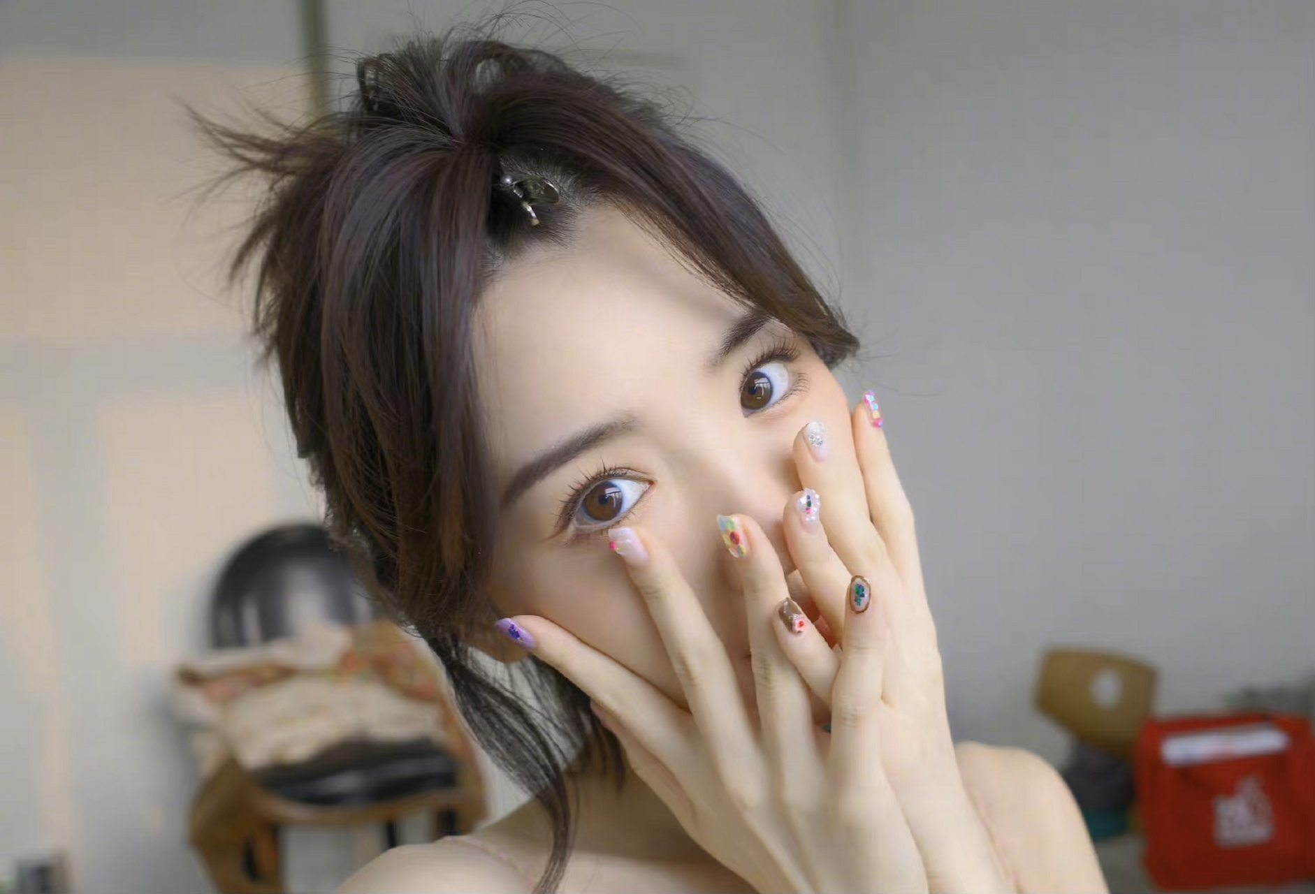 毛晓彤晒美甲,五彩缤纷,好有春天气息.