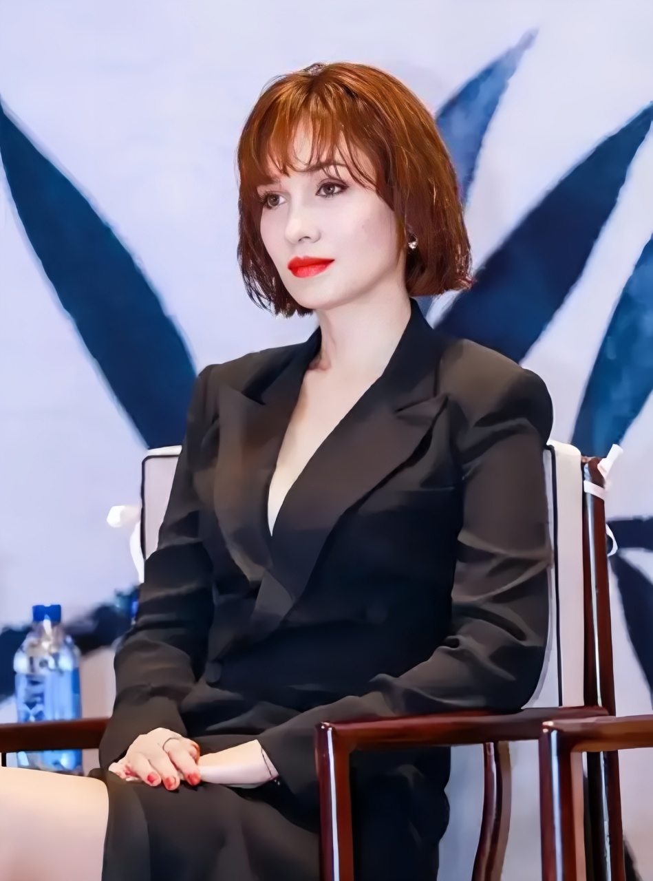 韩庚的妻子卢靖姗非常美丽迷人,她具有欧美范的气质,无论是身材还是