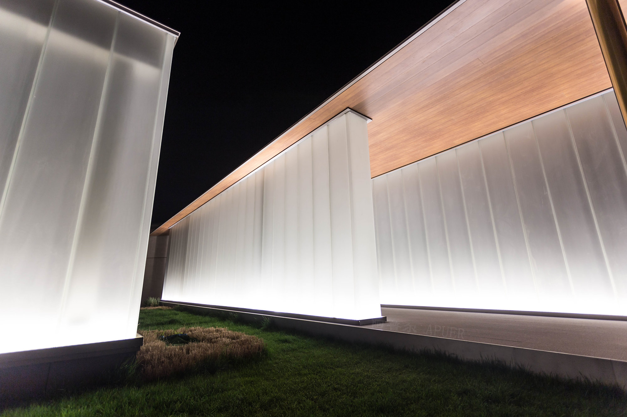 杭州融创美浓小镇售楼处500*80*8超白u型玻璃蒙砂钢化u玻厂家