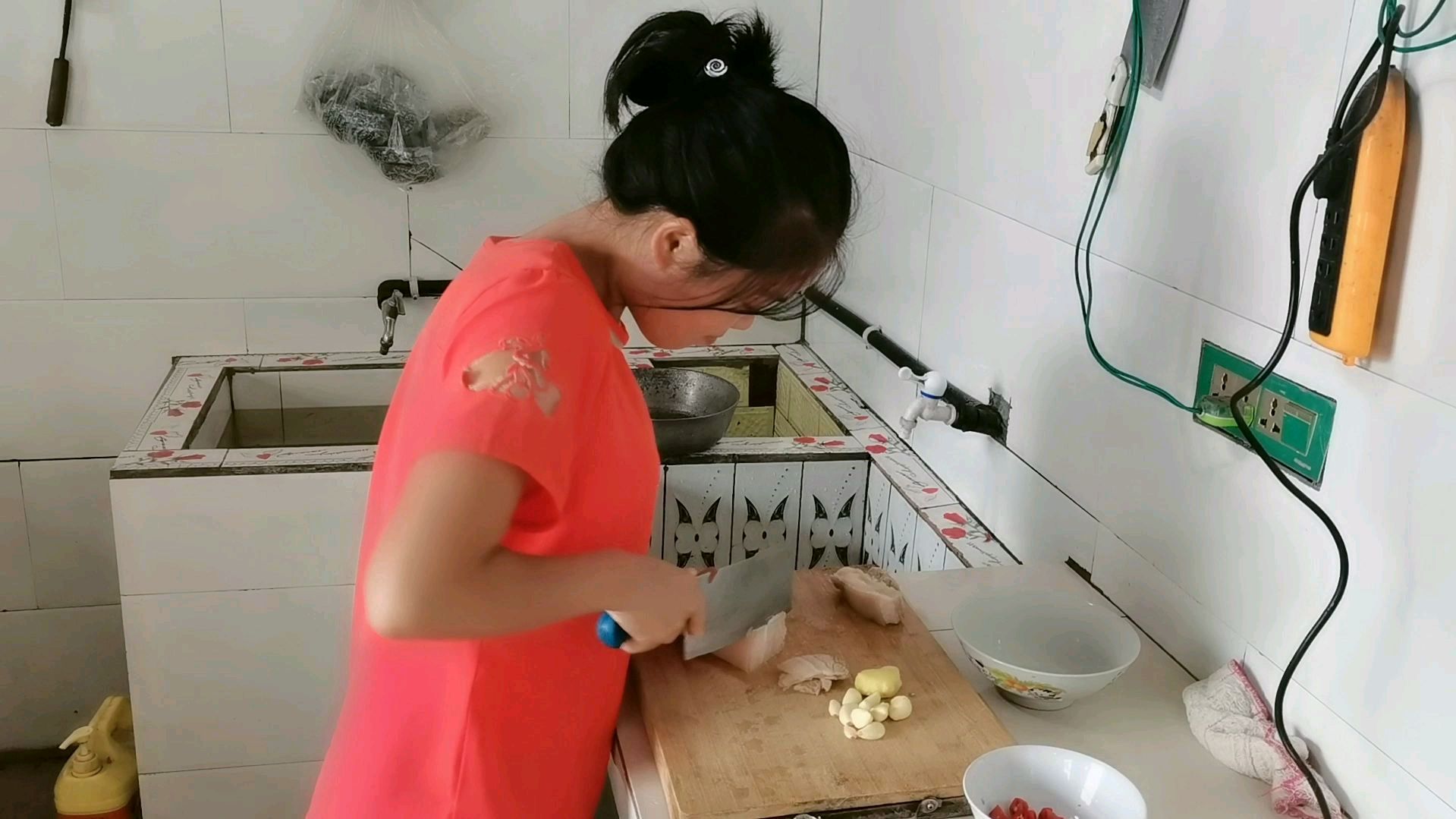 农村小妹一个人做一道,四川名菜回锅肉,好吃不腻,看着都流口水