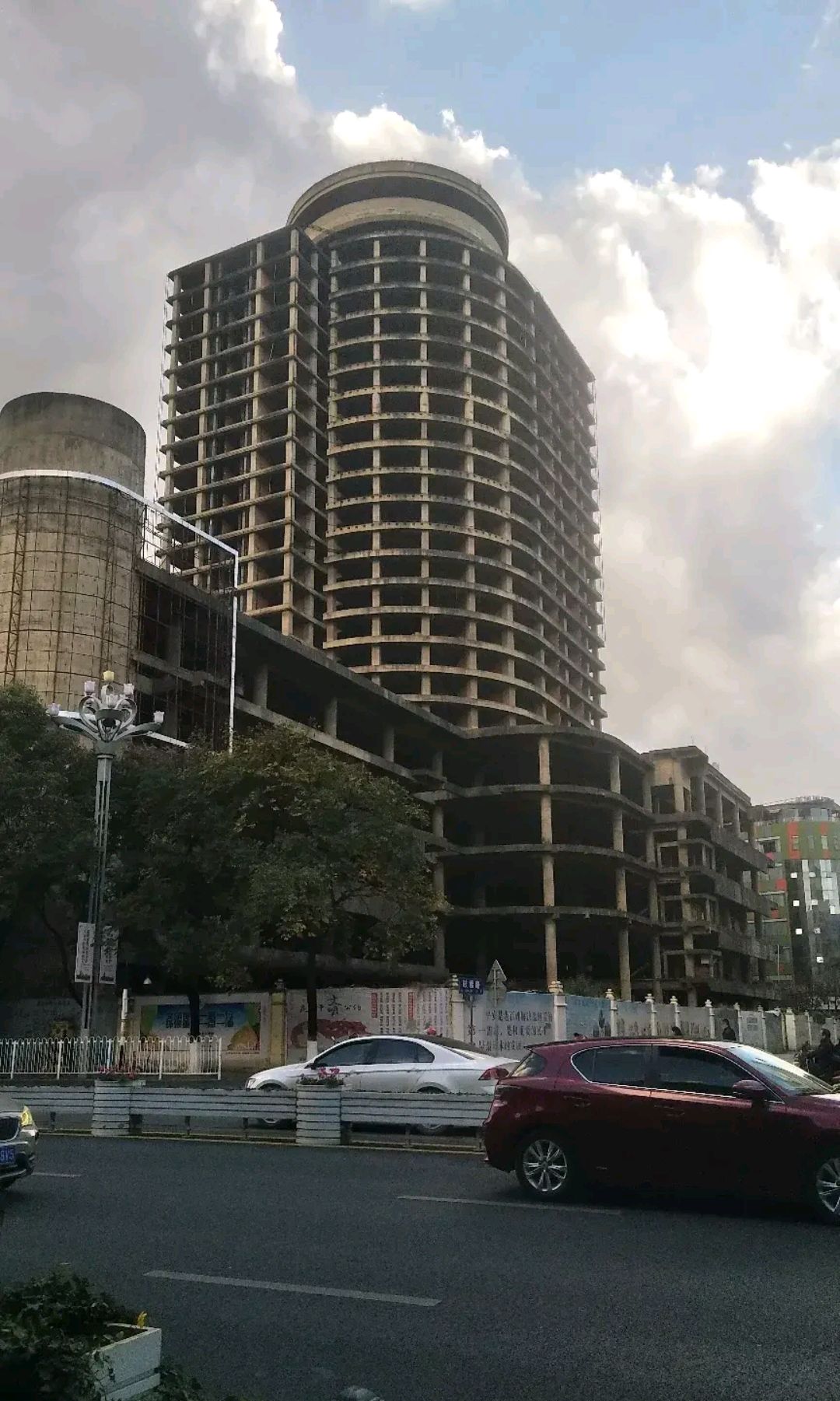 昆明北京路鼓楼大厦,没有建好却成了打卡之地,对此大家怎么看?