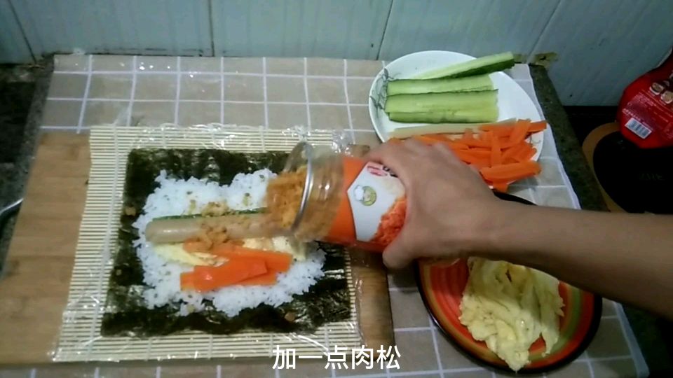 来学做寿司 黄瓜条,胡萝卜,鸡蛋,火腿肠 肉松 味道好极了