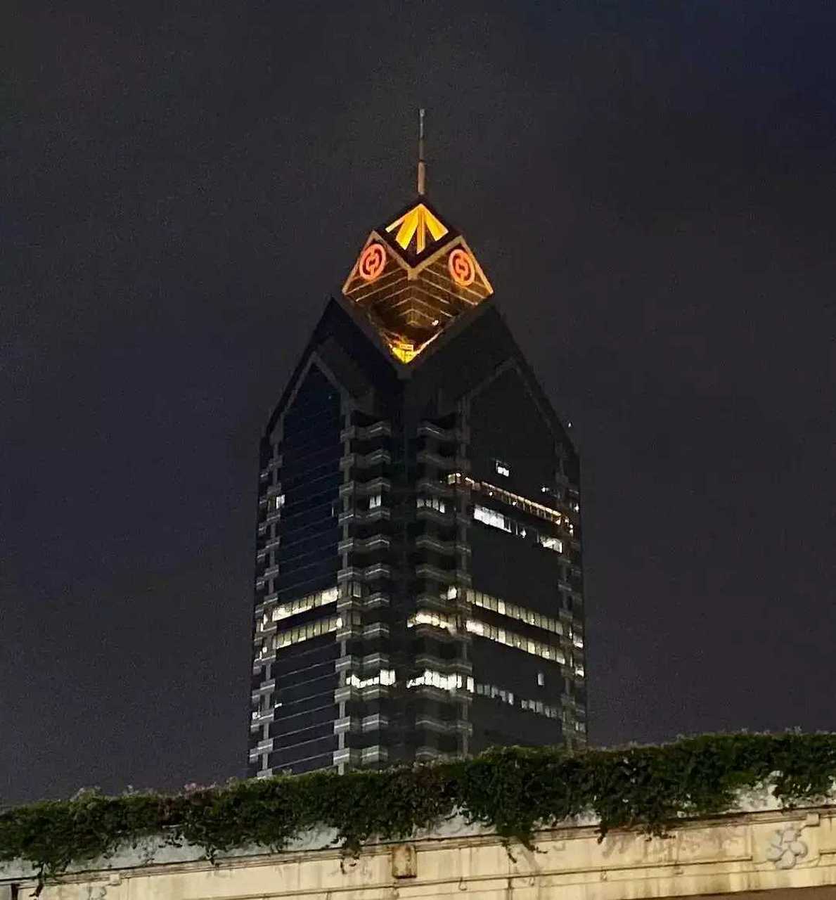 广州出现一"巨型蟑螂",广州中银大厦建筑,发光的眼睛其实是中国银行的