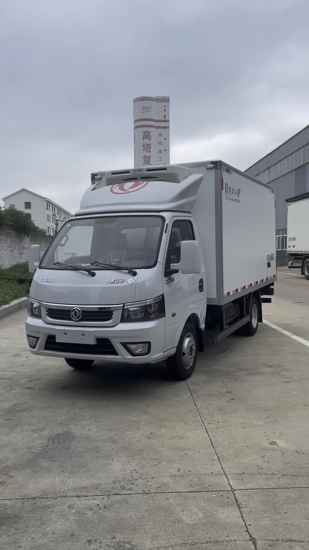 东风途逸cng天然气驱动冷藏车,厢长3.