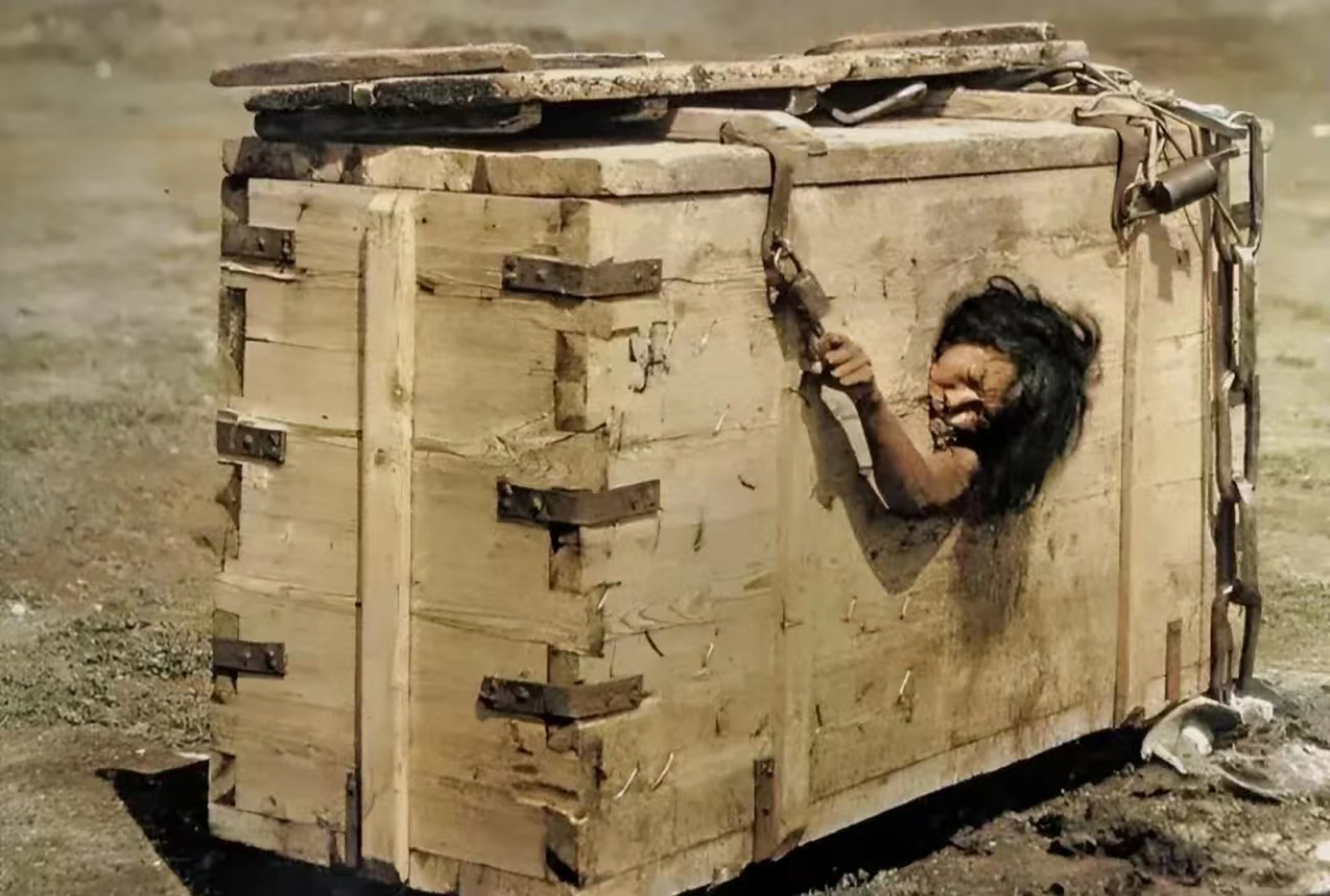 饿刑是清末时期蒙古一种及其残酷的刑法,图片中一名女子锁在狭小的