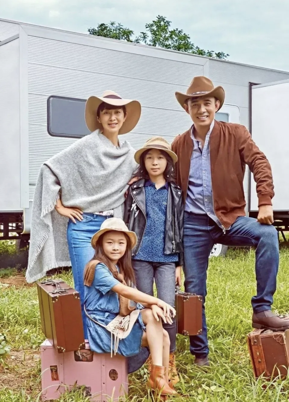 著名演员贾一平与老婆董晓燕,儿子女儿一家四口的幸福合影,儿子居然留