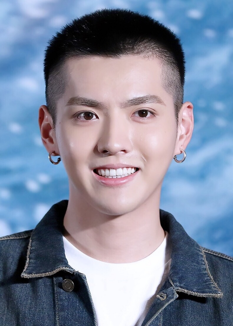 吴亦凡事件教训是非常深刻的,明星作为公众人物,时刻都要洁