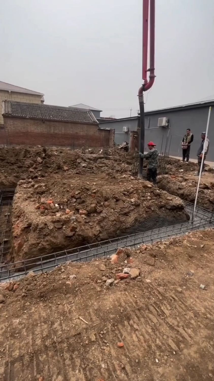 農村自建房地基澆築施工現場