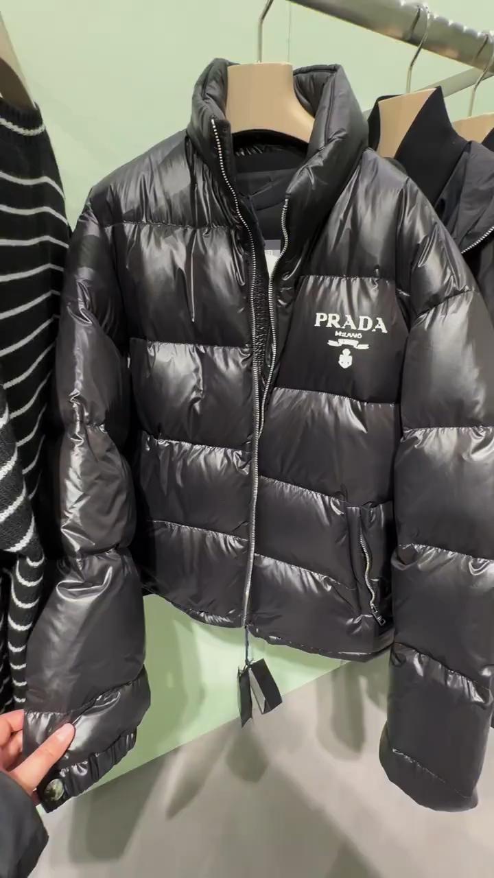 普拉达羽绒服外套真漂亮,立领隐藏式帽子-度小视