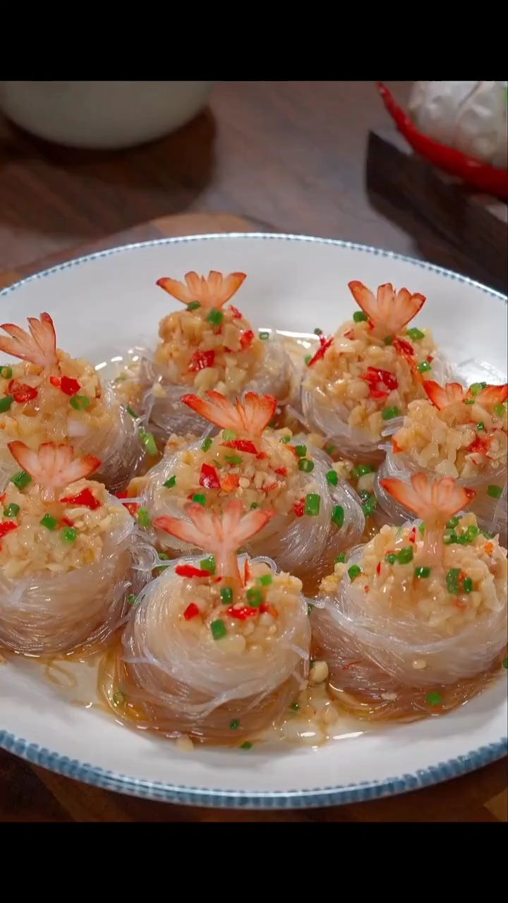 蒜蓉粉丝虾,蒜香入味,做法简单,可以试着自己做