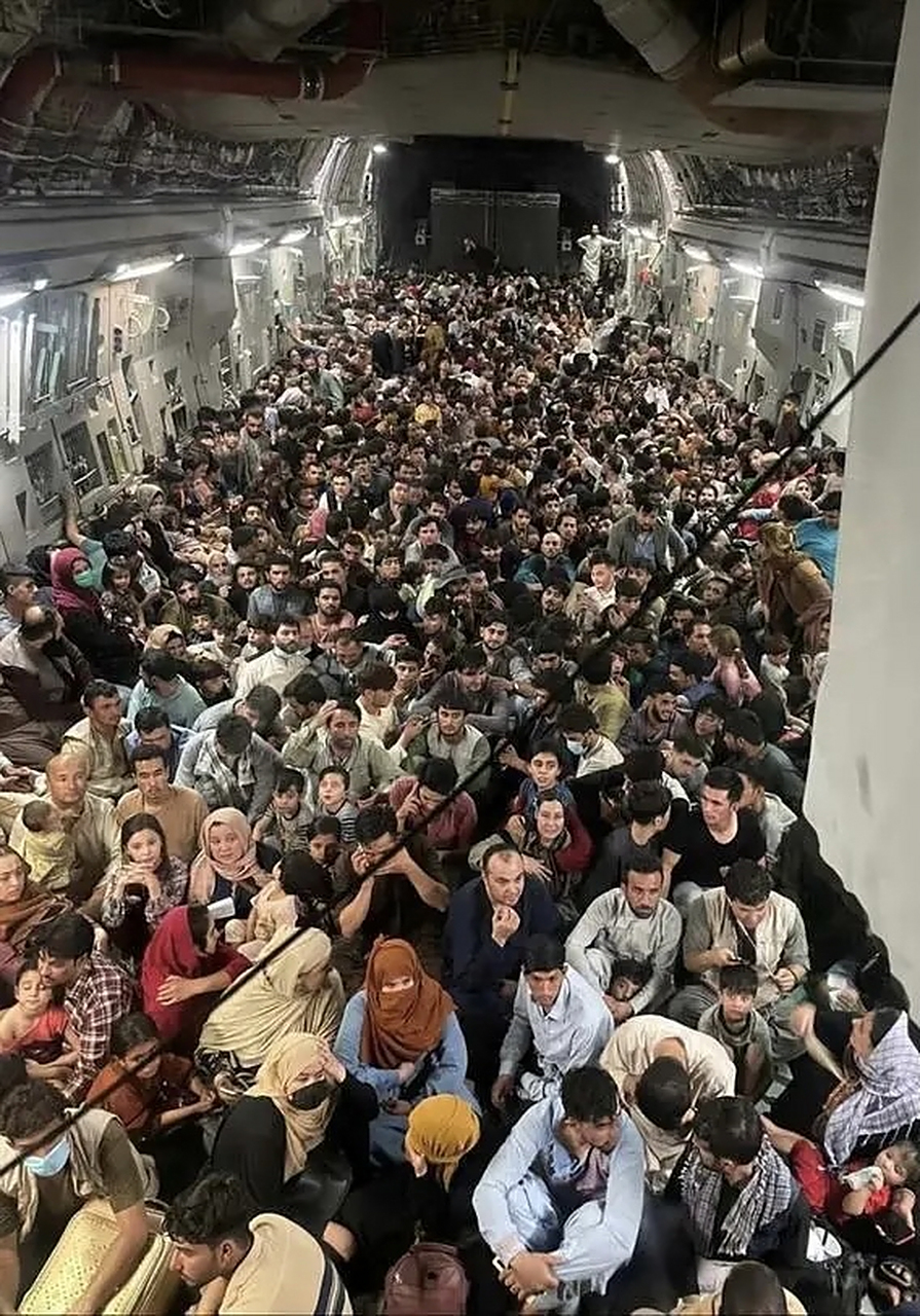 阿富汗撤侨时候的c-17a,这架飞机顶部有大型机盒横穿而过,使其无法