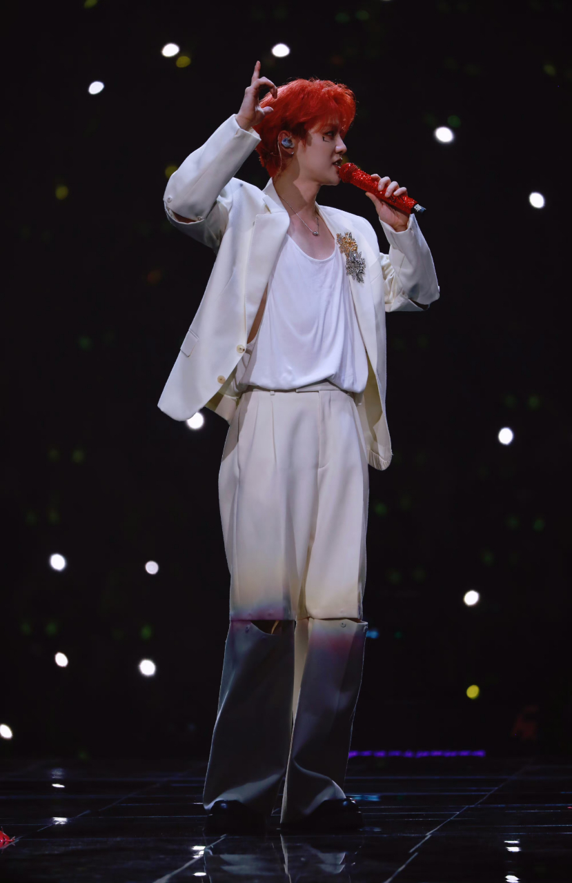 红发鹿晗[泪奔]一起晕倒吧 鹿哥怎么染什么颜色都那么帅气[泪奔]