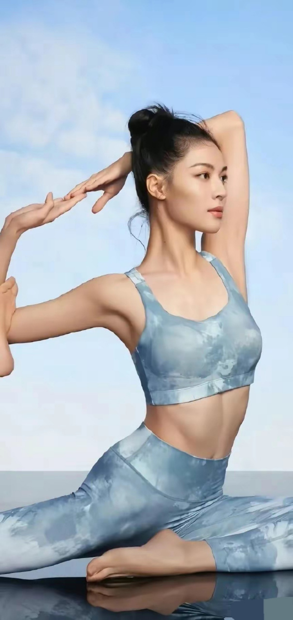 钟楚曦状态超好,穿着紧身的瑜伽服,玲珑曲线一览无余,一双筷子腿又细