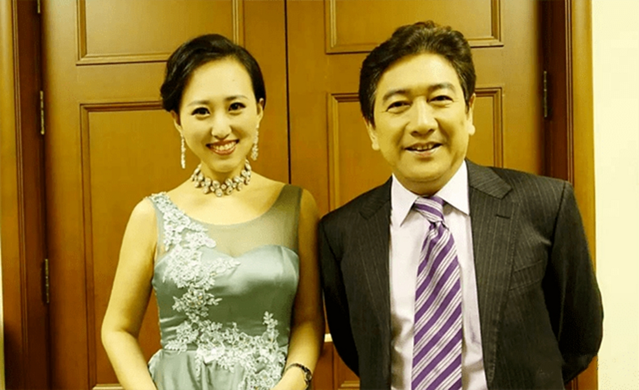 水均益的二婚妻子杨迪真是漂亮,一对龙凤胎更像谁!