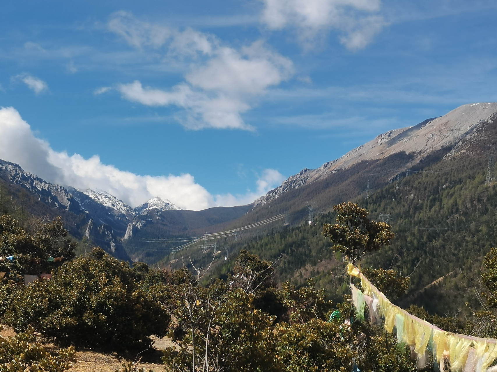 入川记:寻巴姆七湖不遇  从乡城县城驱车40分钟,抵达巴姆神山,转悠了