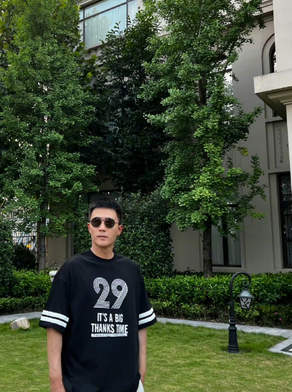 杜淳晒生活照扮酷,戴着墨镜耍帅很有型,他在家的时候不多了,又接了