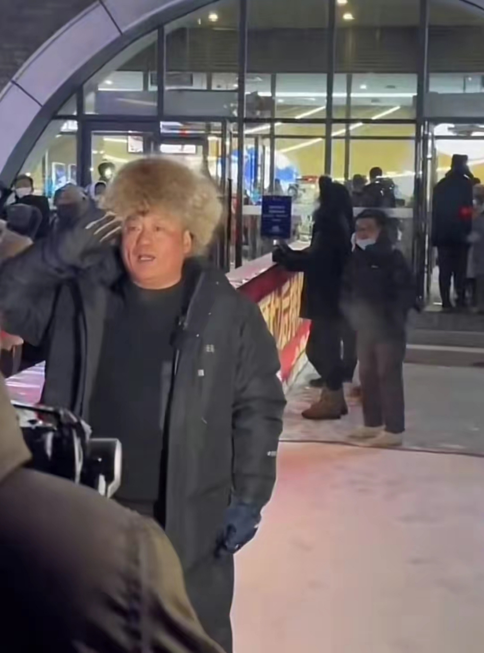 宋晓峰现身某地真的客串起了保安,穿制服敬礼有模有样,被赞接地气.