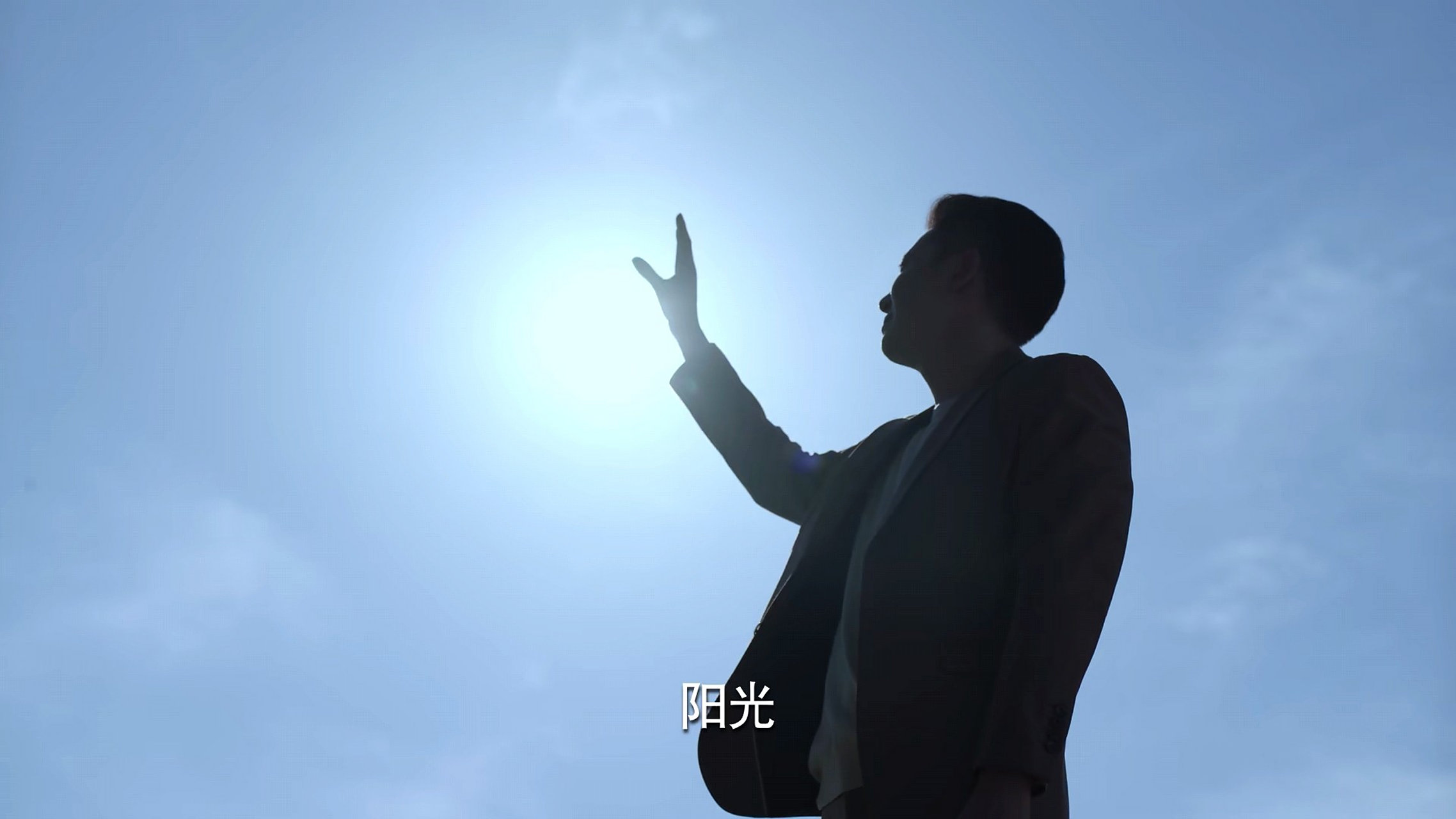 肖沐恩只听安旎的劝,所以他最终还是没有跳下去.