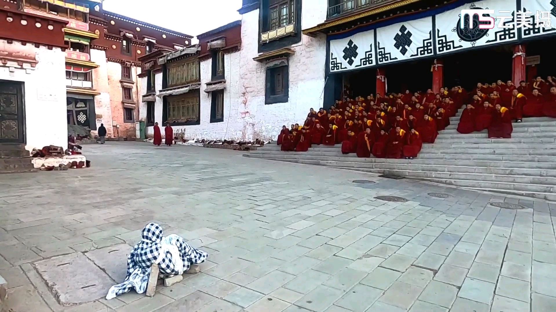 现任全国政协副主席帕巴拉·格列朗杰为第一大活佛的昌都强巴林寺