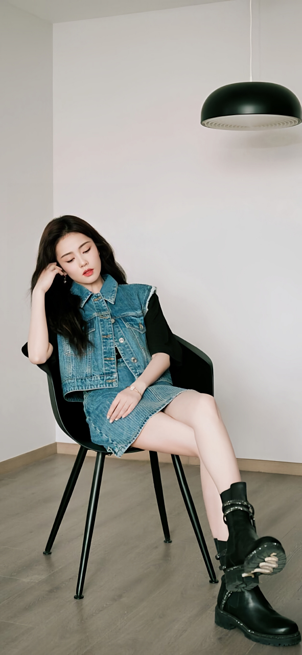 白鹿牛仔短裙腿很白