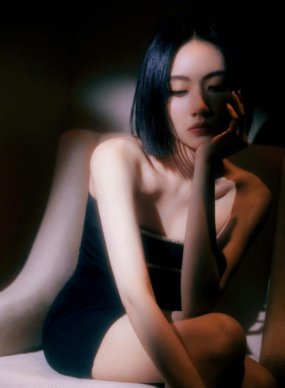 刘惜君# 短发黑色抹胸裙 676767