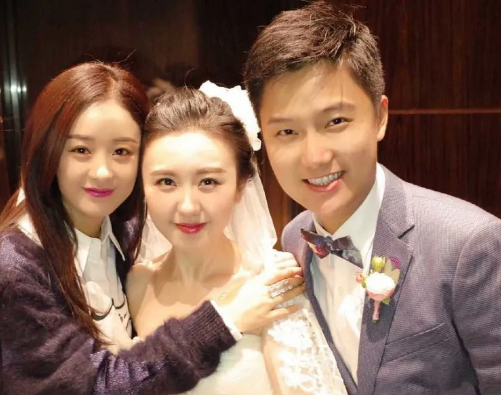 一次,赵丽颖回老家,参加弟弟赵建飞的婚礼,没想到,她却被人骂"忘恩负