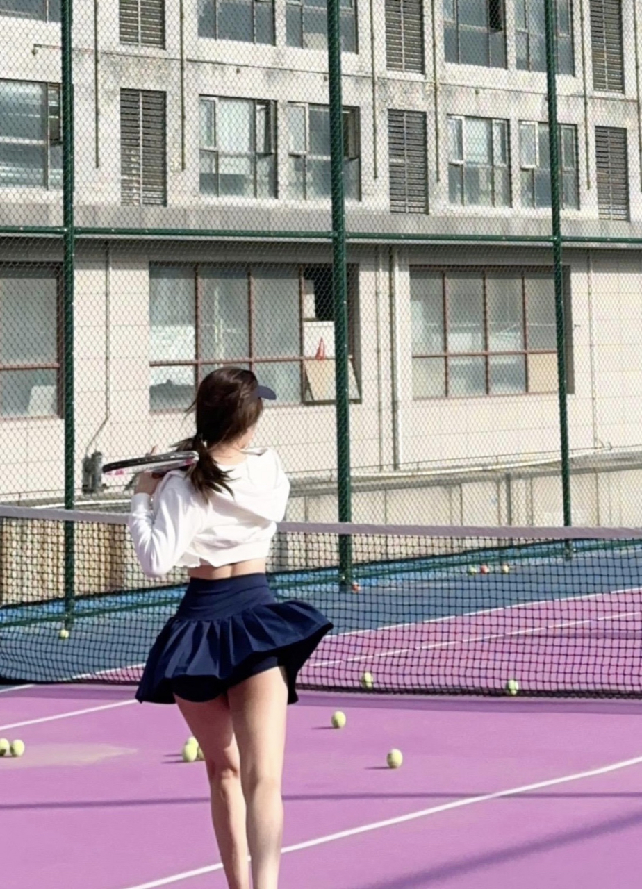 快来和网球美女一起打球.