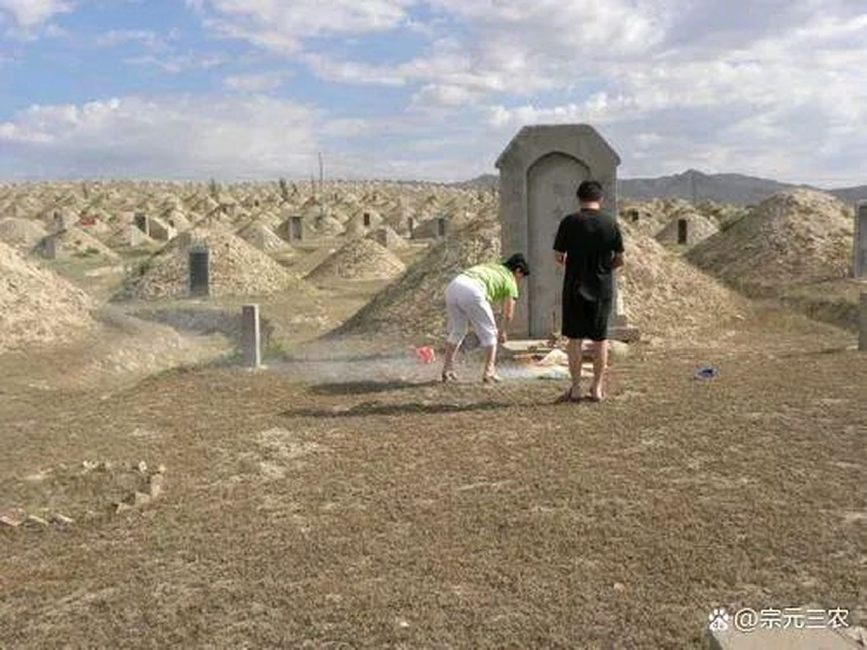 "平坟运动"无特权 现在全国都在启动"平坟"运动,很多地方出现了阻力.