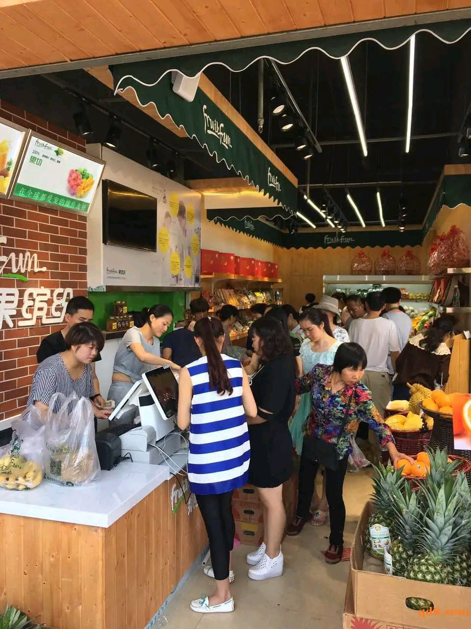 美女在小区开了一家水果店,她就用了简单三招,天天客户爆满,一个月赚