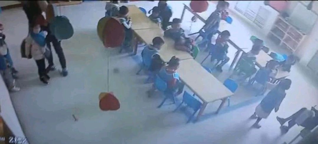 山东临沂男童幼儿园内呕吐趴桌子上,半小时后死亡